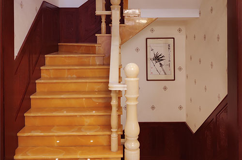巴塘中式别墅室内汉白玉石楼梯的定制安装装饰效果